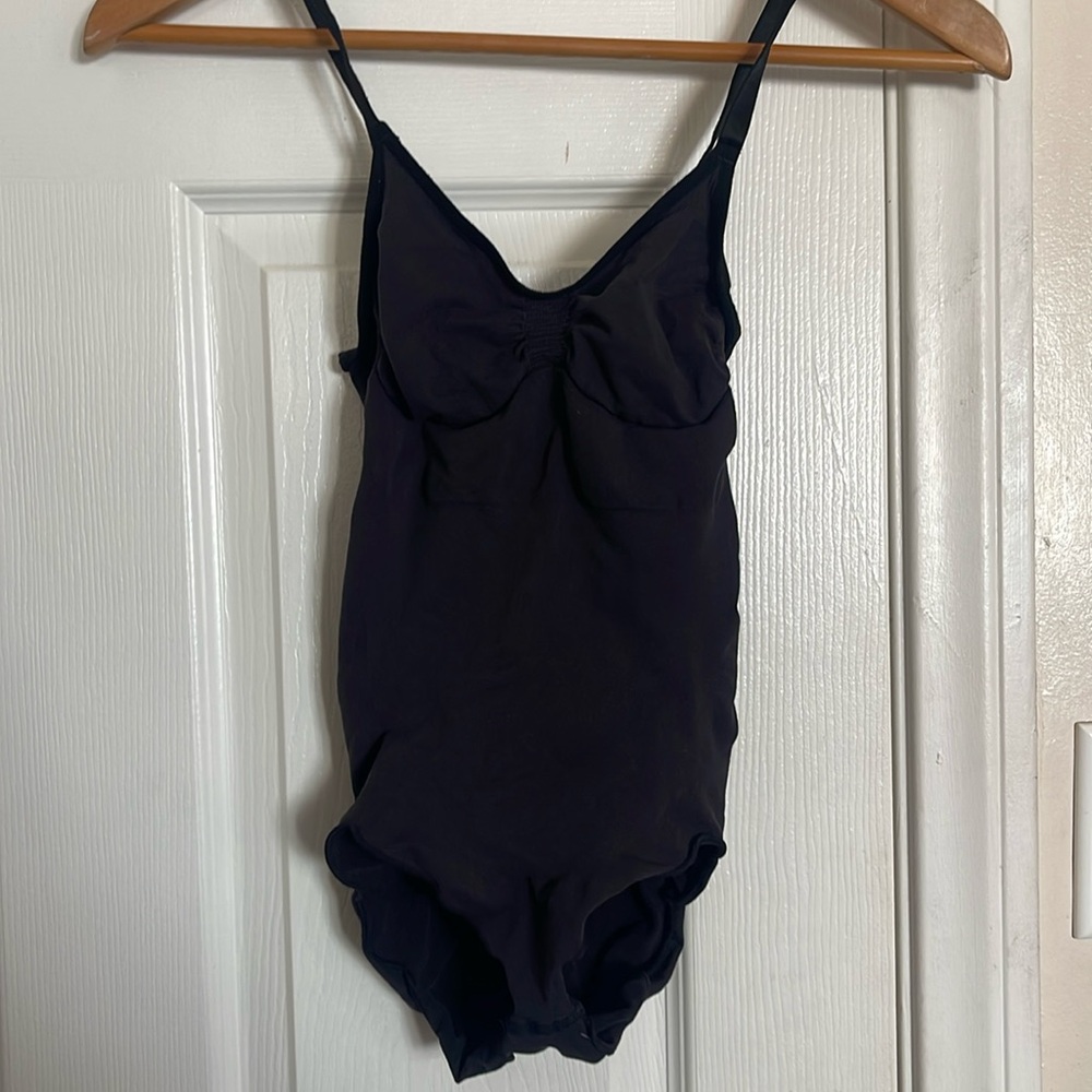 Skims women’s shape wear body suit size L/XL